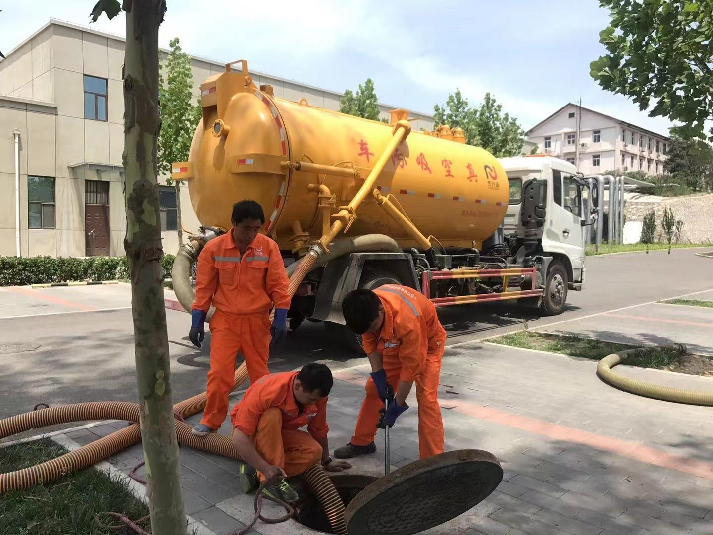 梅列管道疏通车停在窨井附近