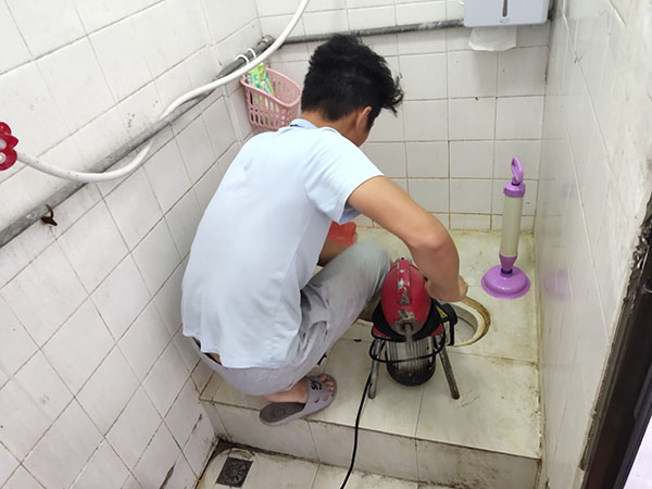 梅列管道堵塞冒臭气 专业师傅现场解决问题