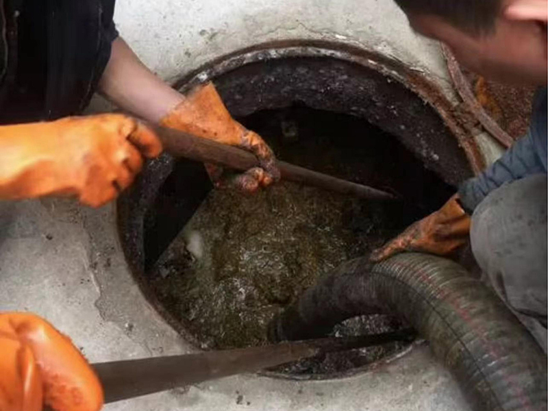 梅列清理化粪池时如何避免沼气的危害？